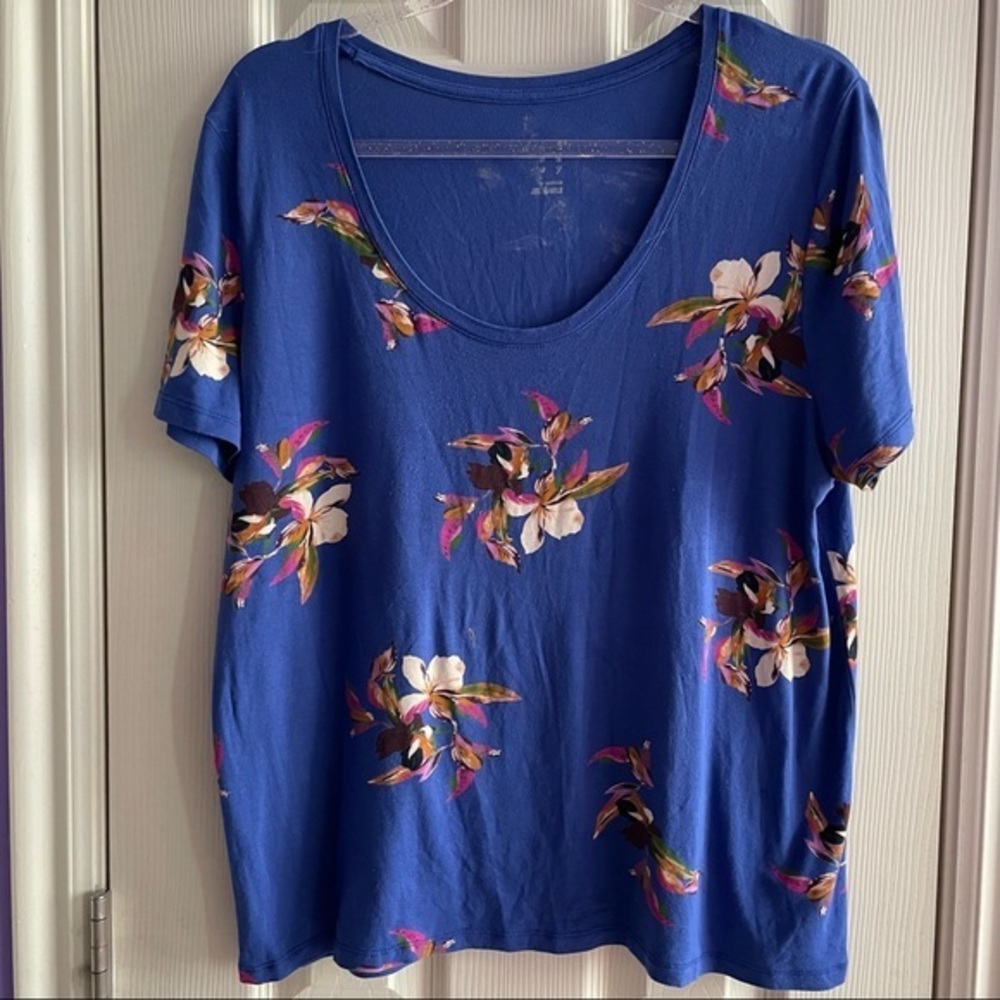 Floral Tee with scooped Neck